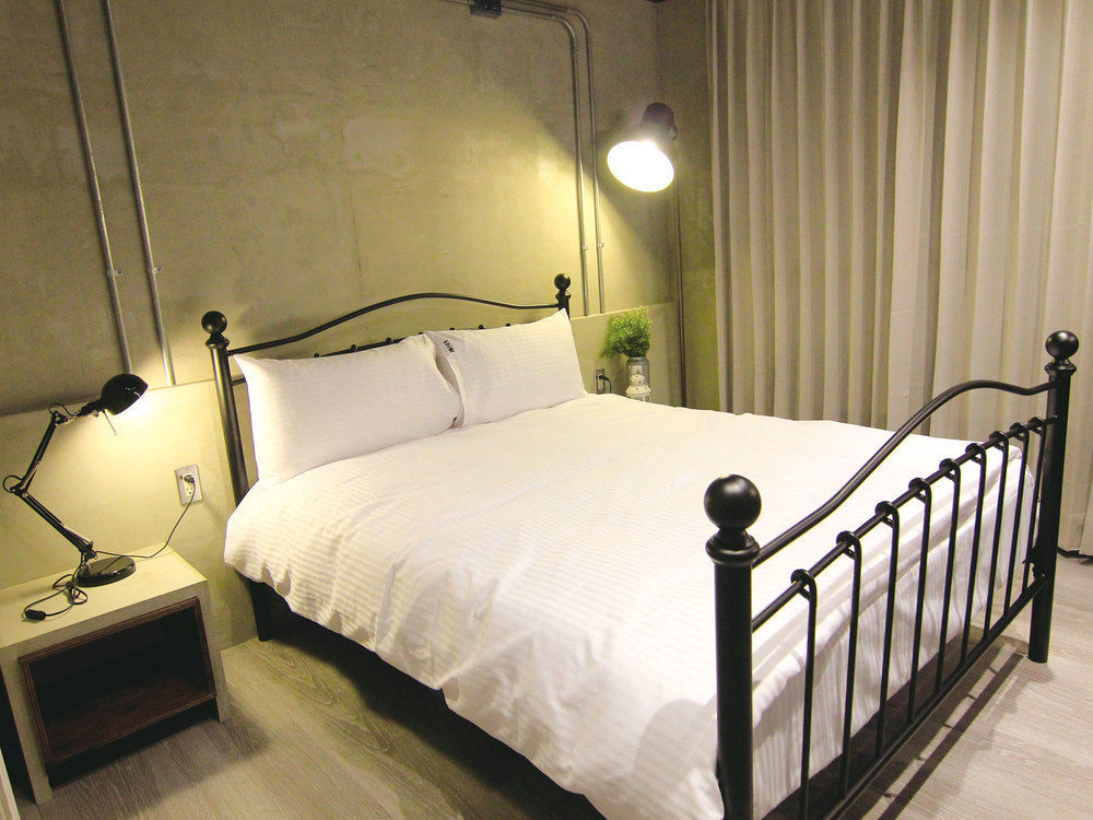 Loft Hostel Fengjia Taichung Bagian luar foto