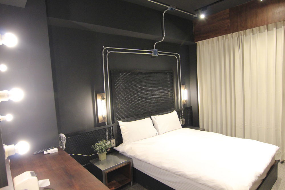 Loft Hostel Fengjia Taichung Bagian luar foto