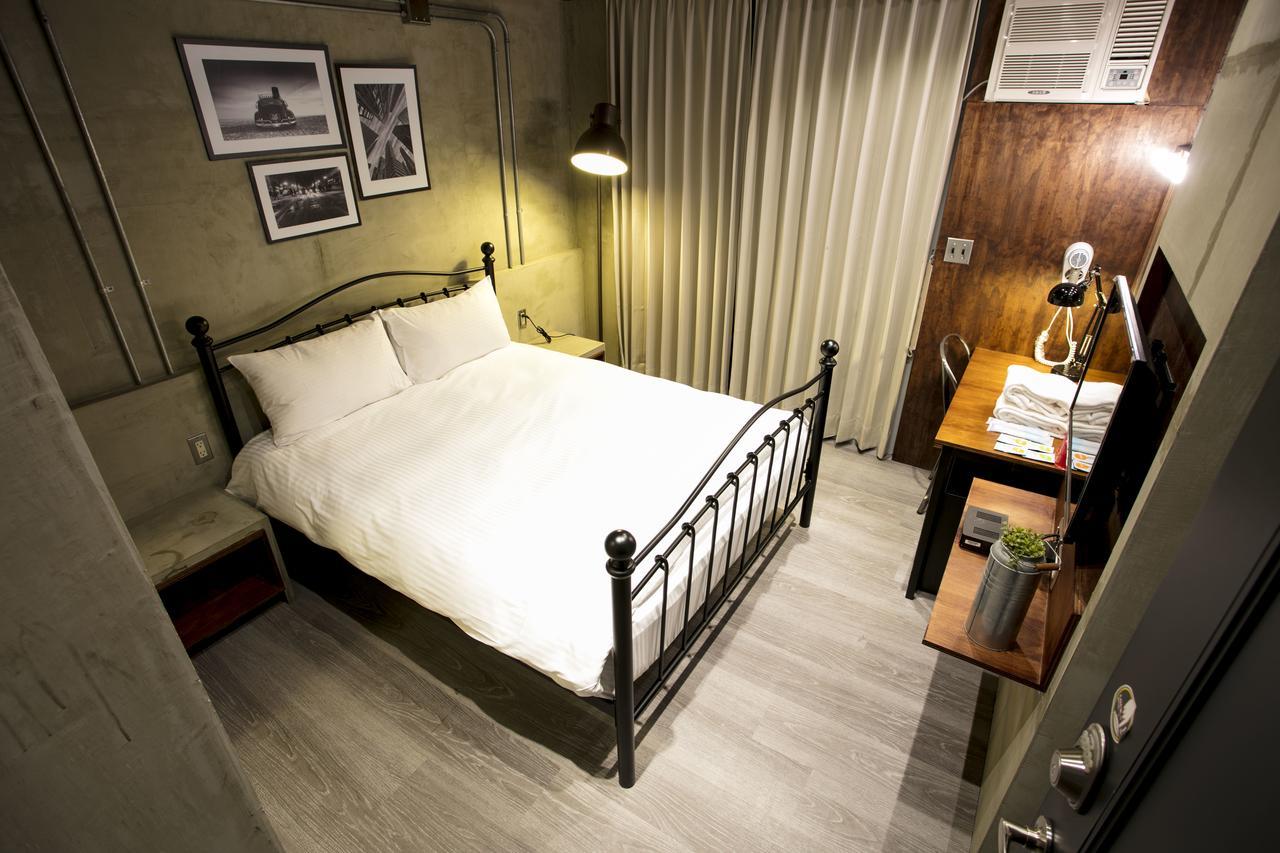 Loft Hostel Fengjia Taichung Bagian luar foto