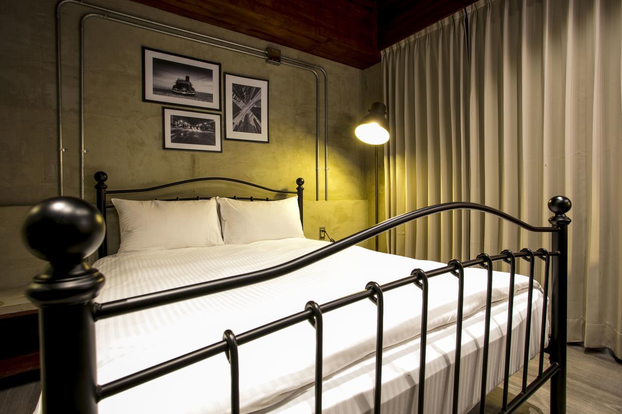 Loft Hostel Fengjia Taichung Bagian luar foto