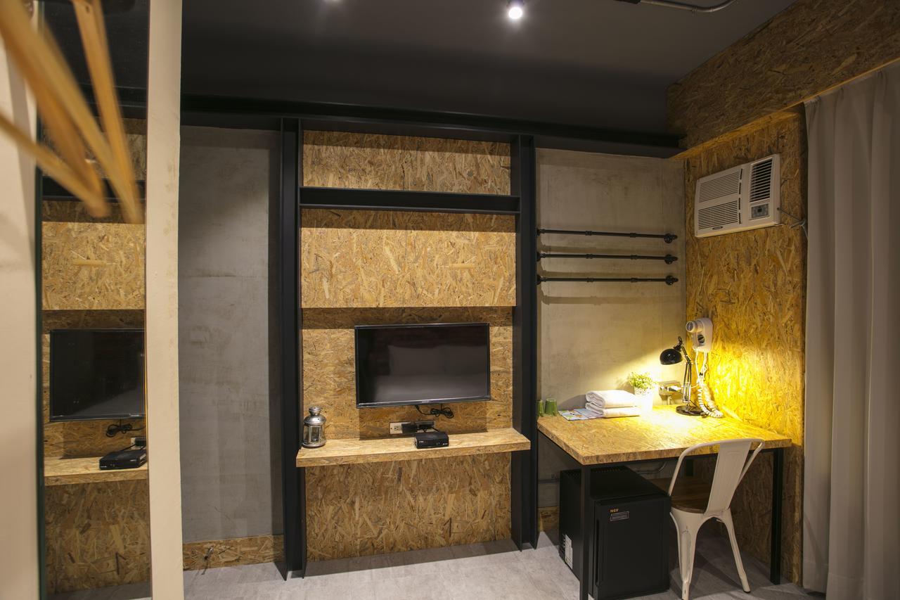 Loft Hostel Fengjia Taichung Bagian luar foto