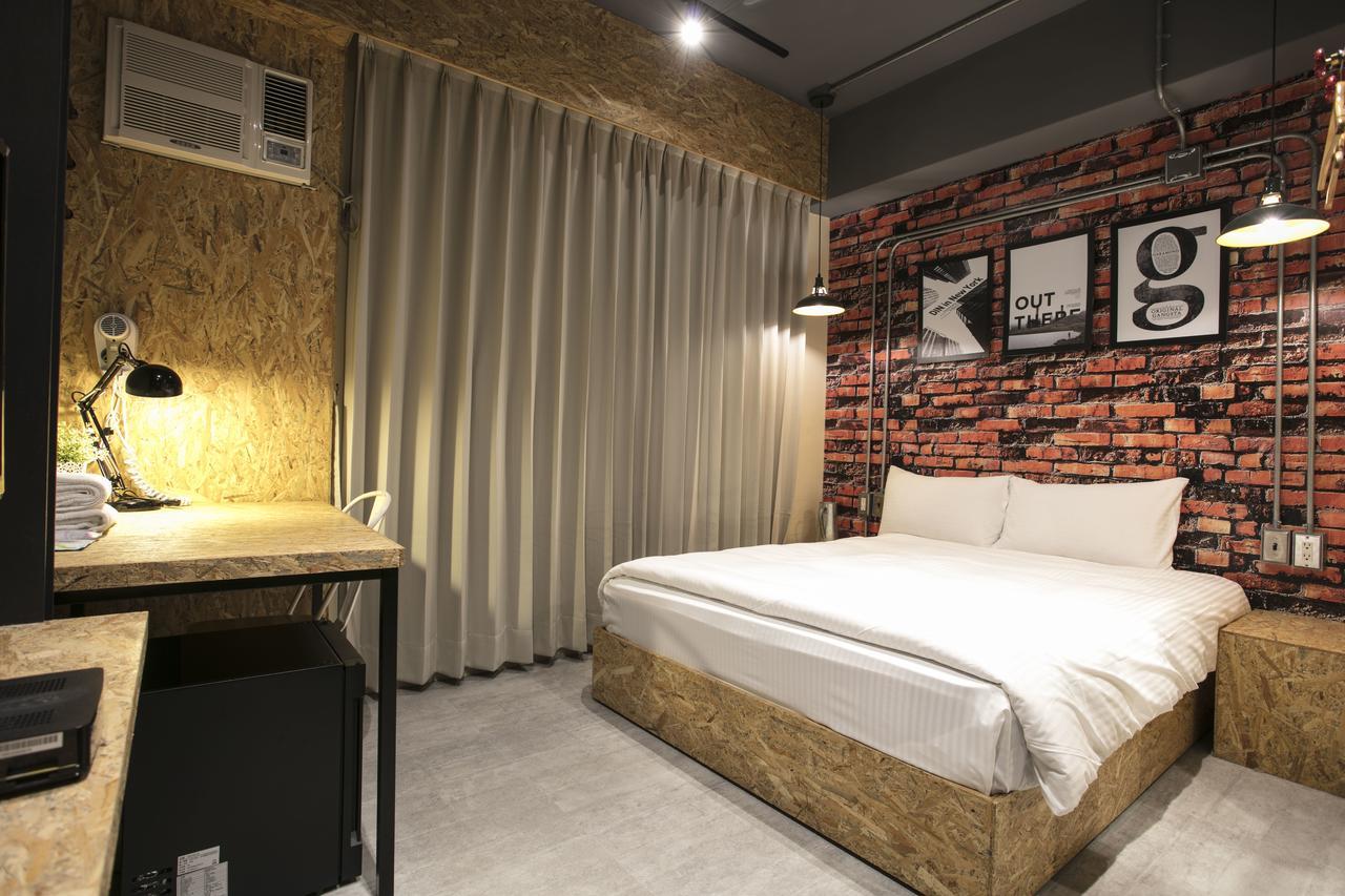 Loft Hostel Fengjia Taichung Bagian luar foto