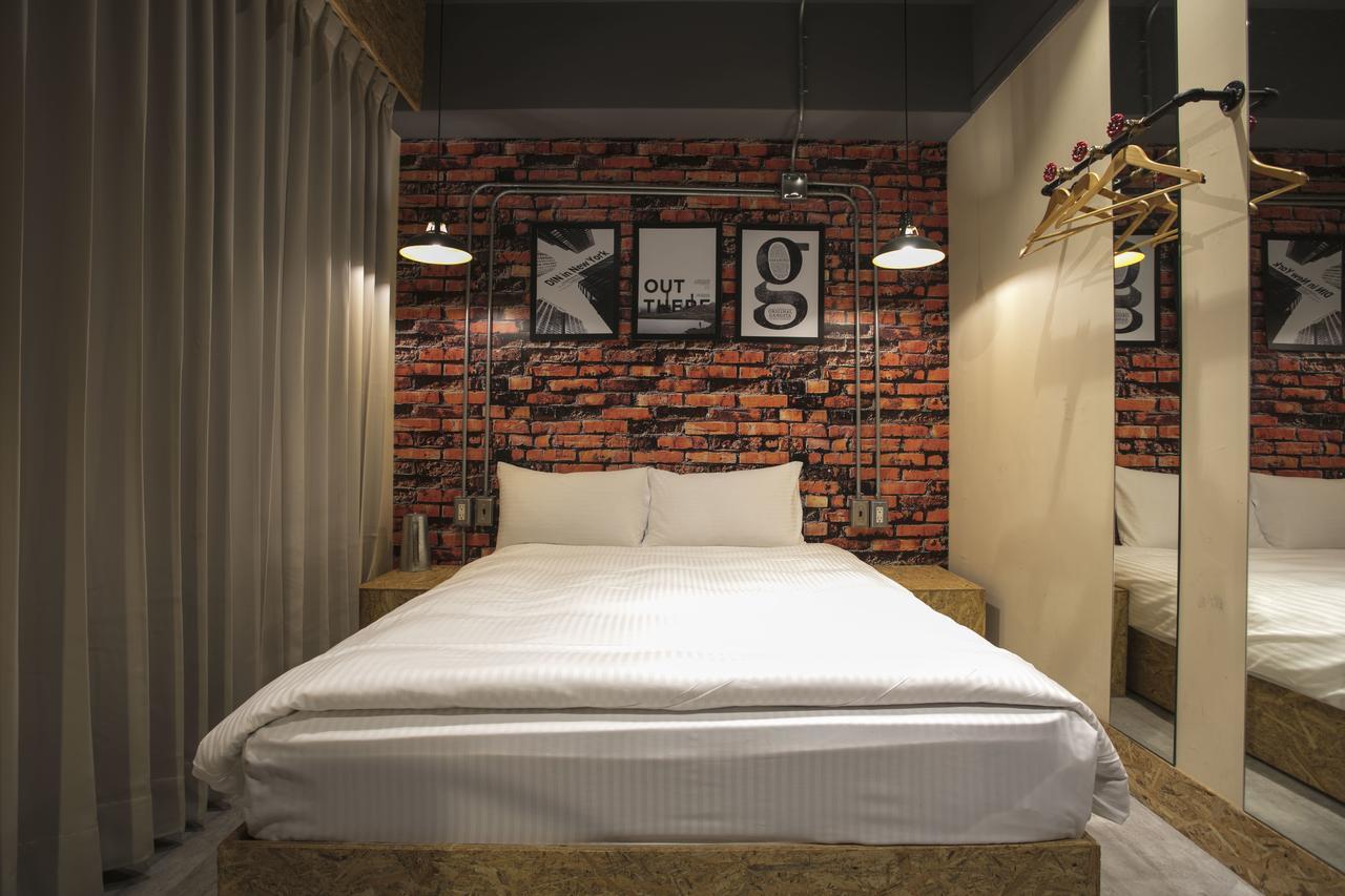 Loft Hostel Fengjia Taichung Bagian luar foto