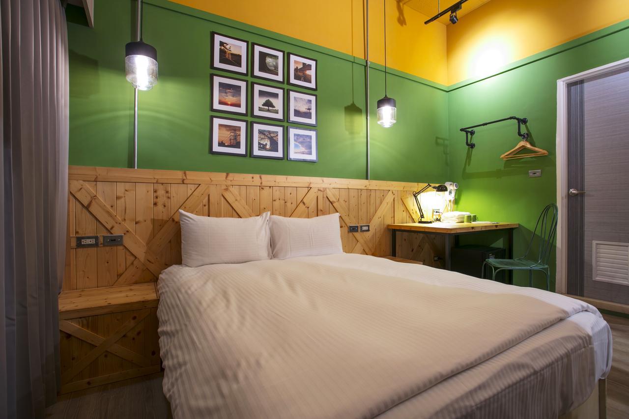 Loft Hostel Fengjia Taichung Bagian luar foto