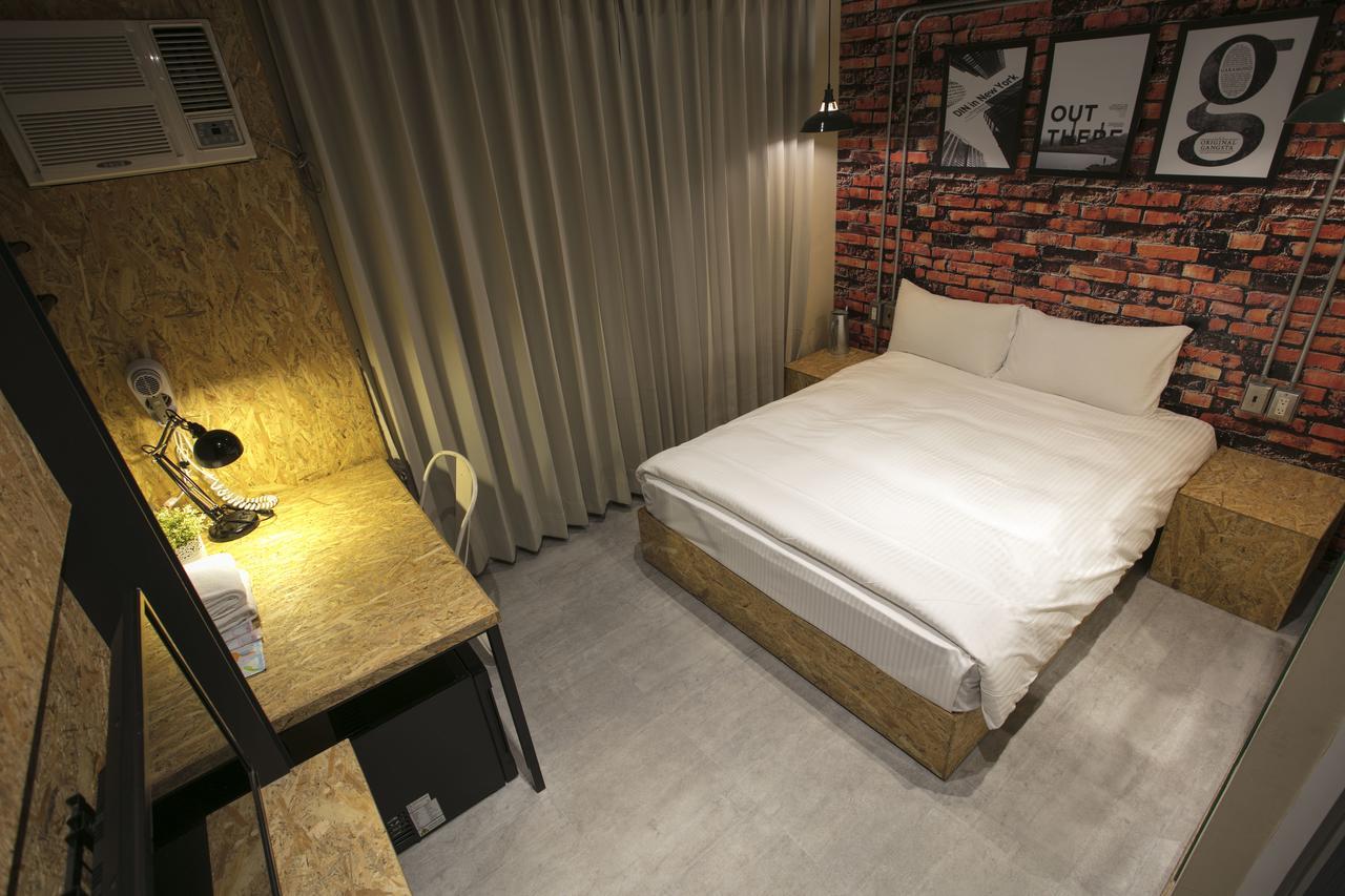 Loft Hostel Fengjia Taichung Bagian luar foto