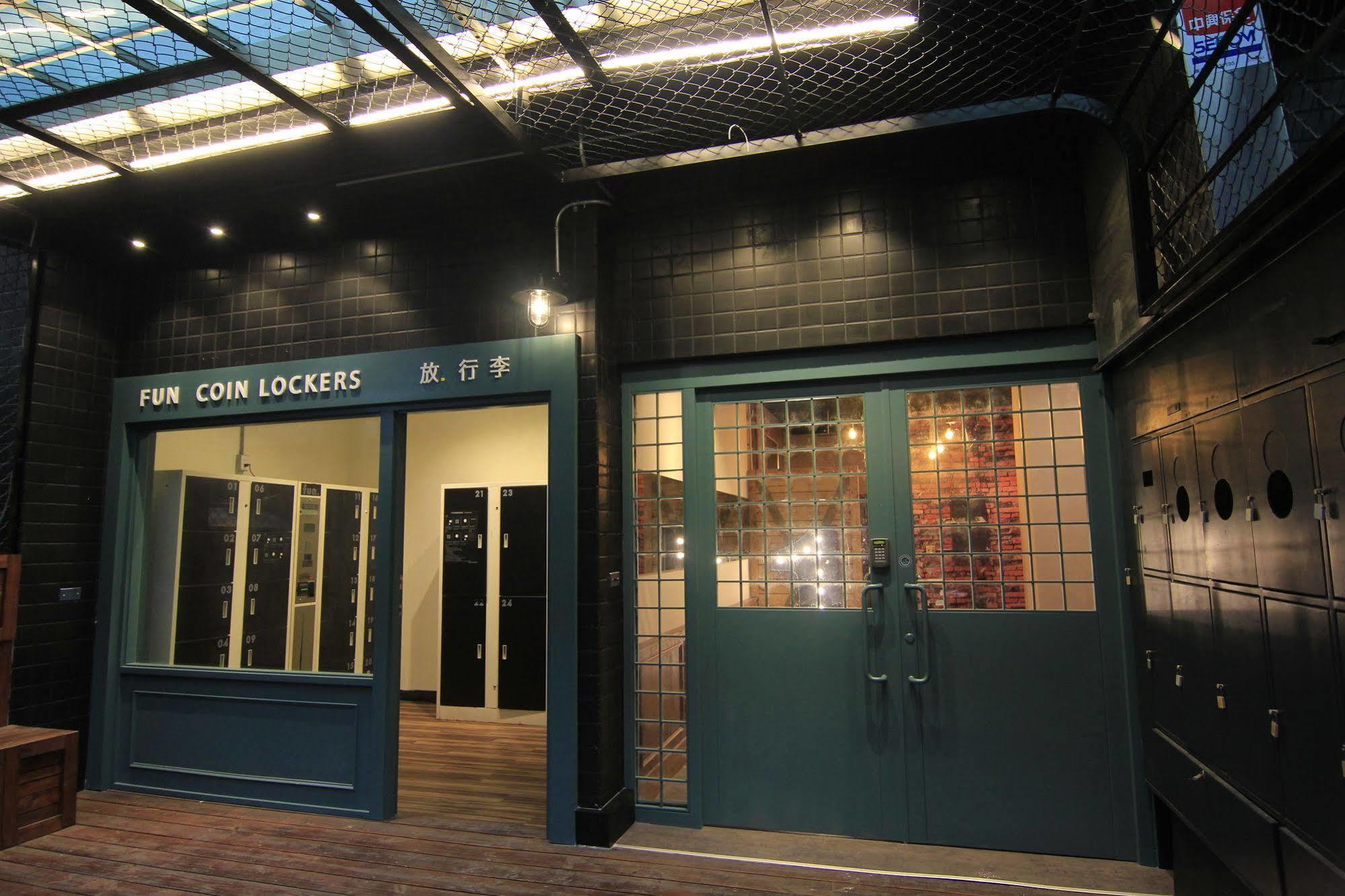 Loft Hostel Fengjia Taichung Bagian luar foto