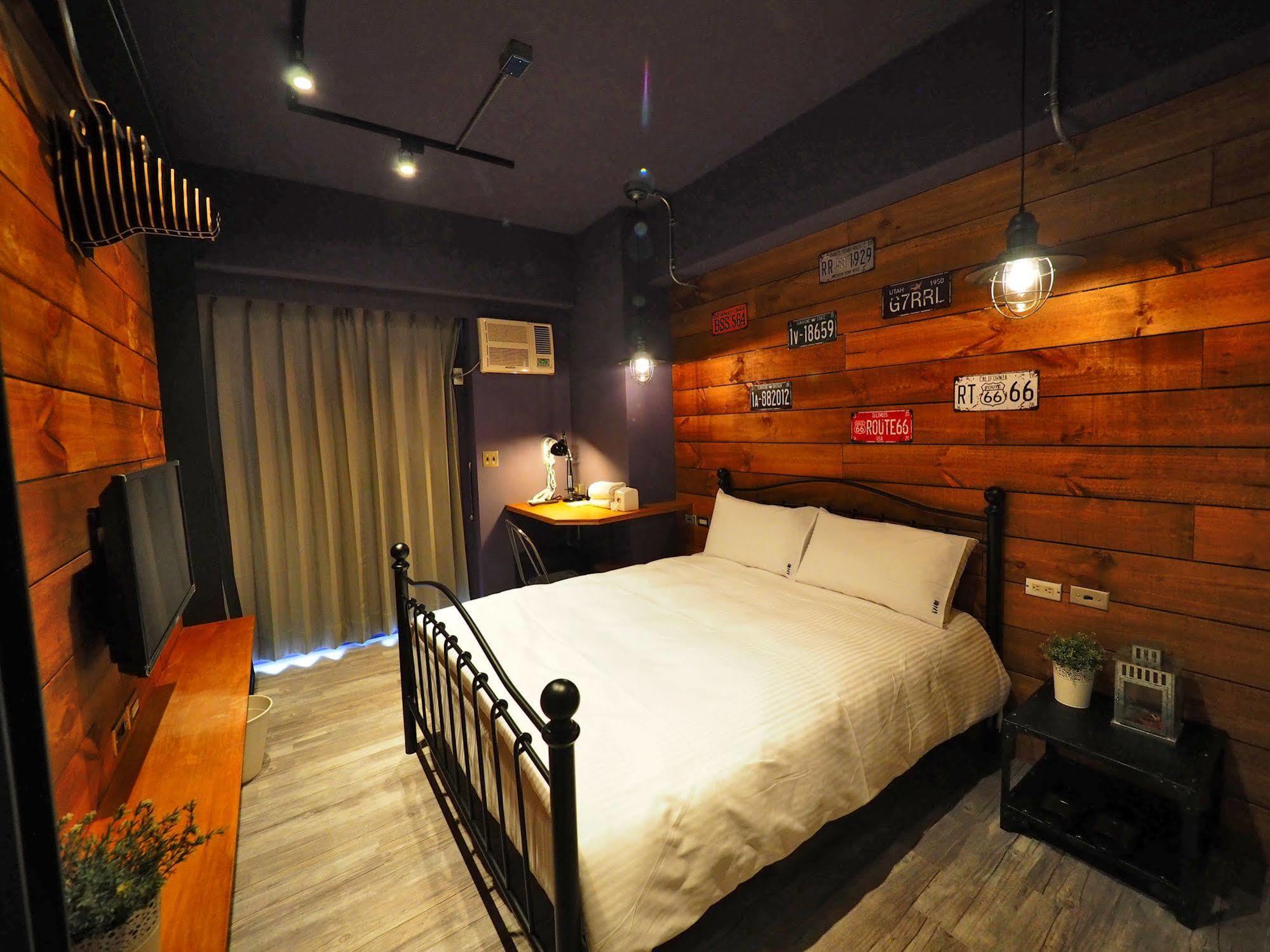 Loft Hostel Fengjia Taichung Bagian luar foto