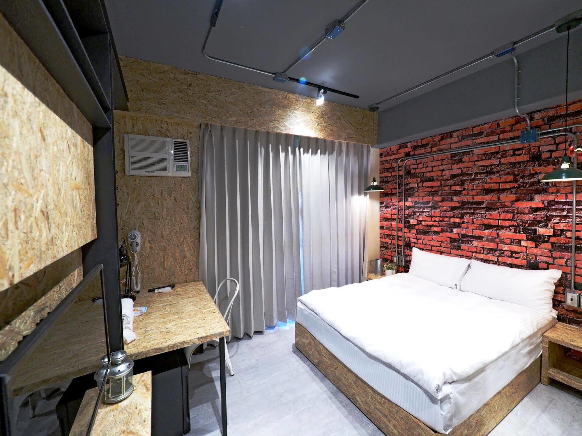 Loft Hostel Fengjia Taichung Bagian luar foto