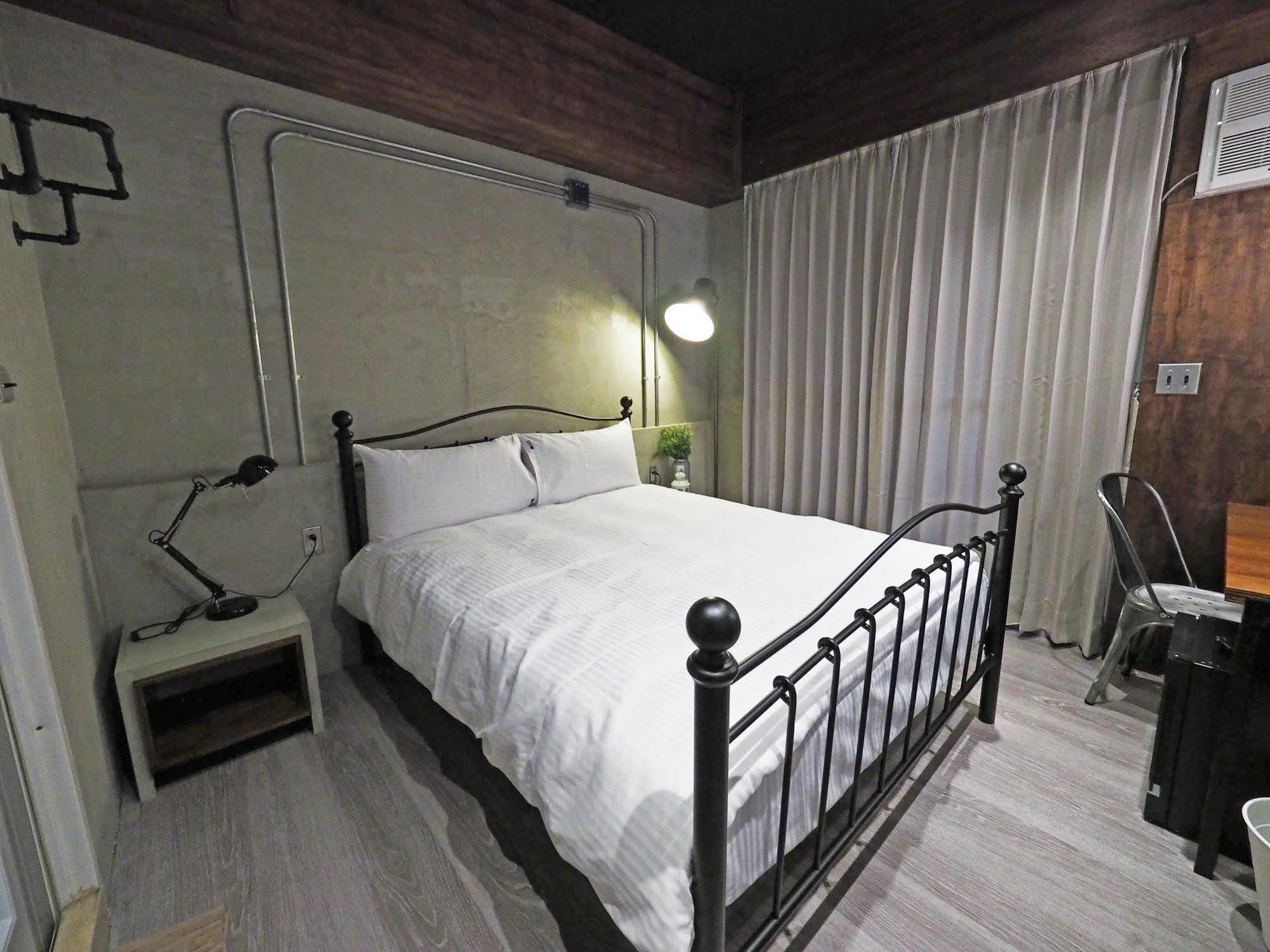 Loft Hostel Fengjia Taichung Bagian luar foto
