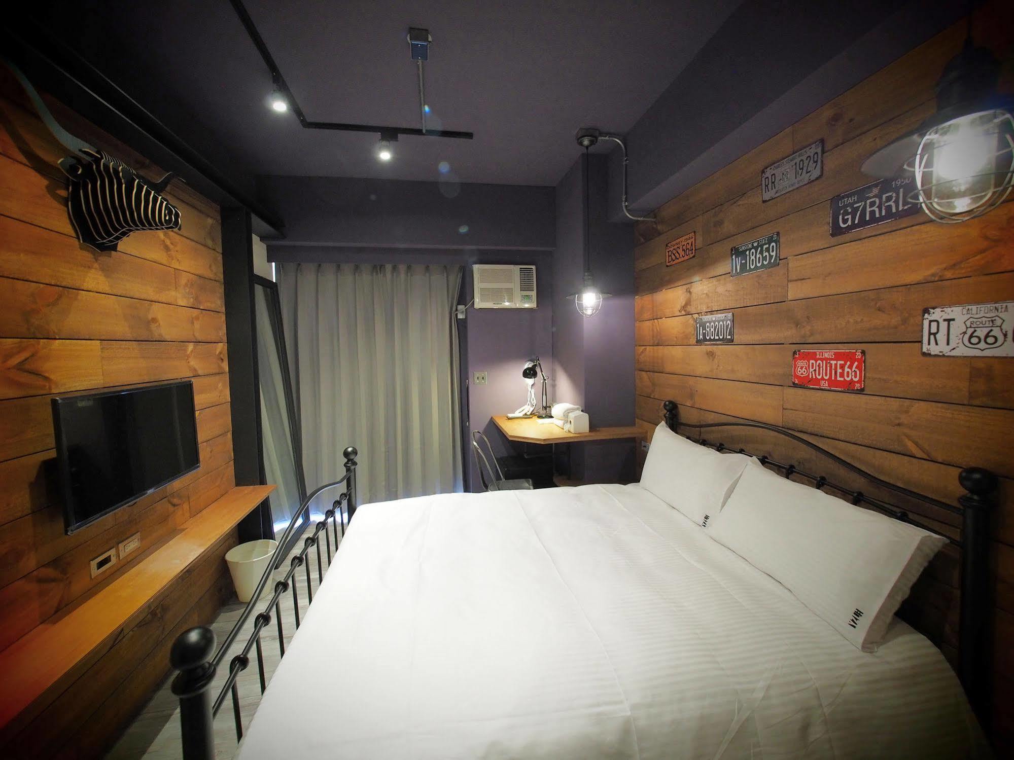 Loft Hostel Fengjia Taichung Bagian luar foto