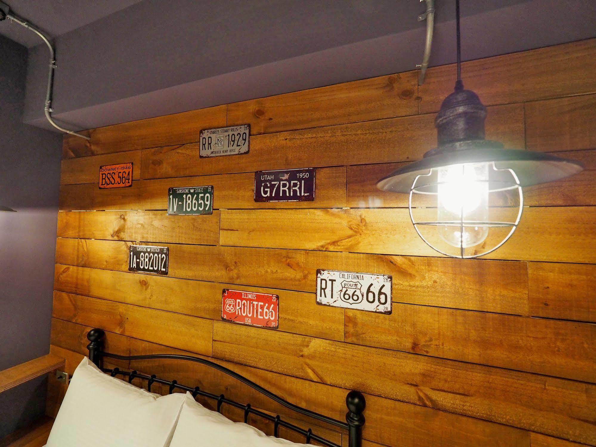 Loft Hostel Fengjia Taichung Bagian luar foto