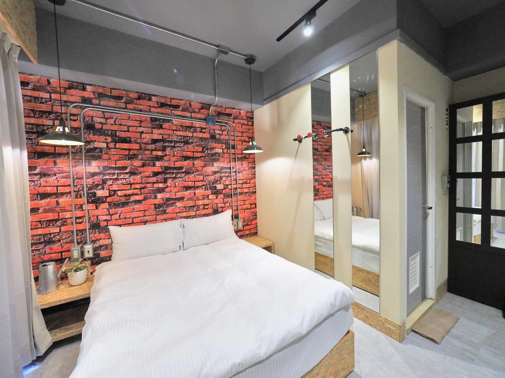 Loft Hostel Fengjia Taichung Bagian luar foto