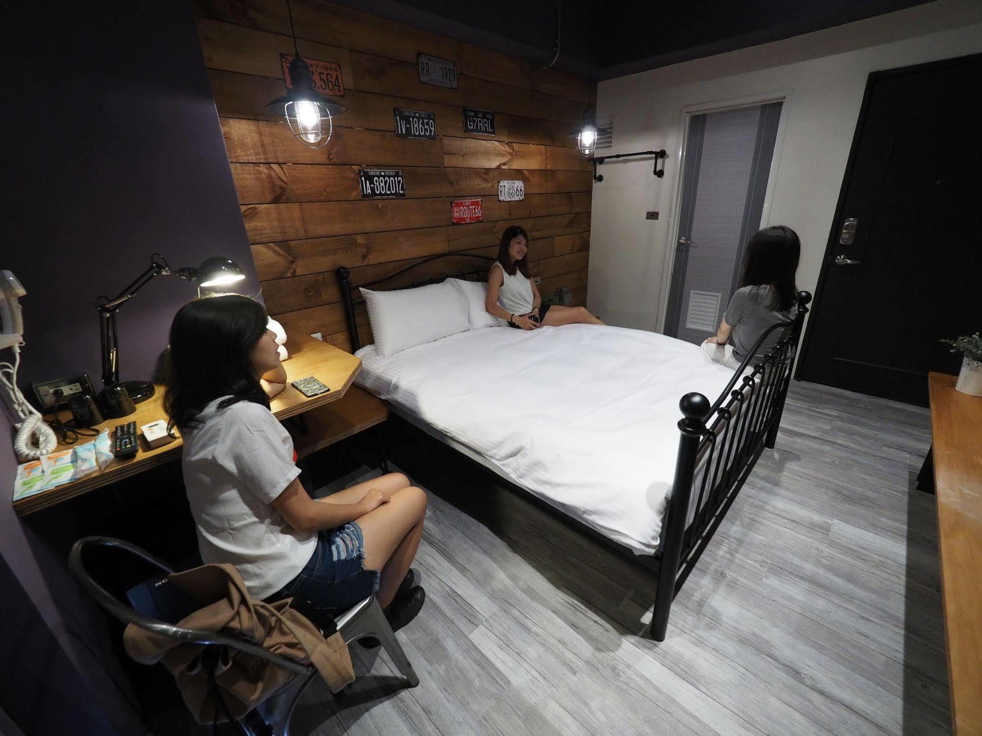 Loft Hostel Fengjia Taichung Bagian luar foto