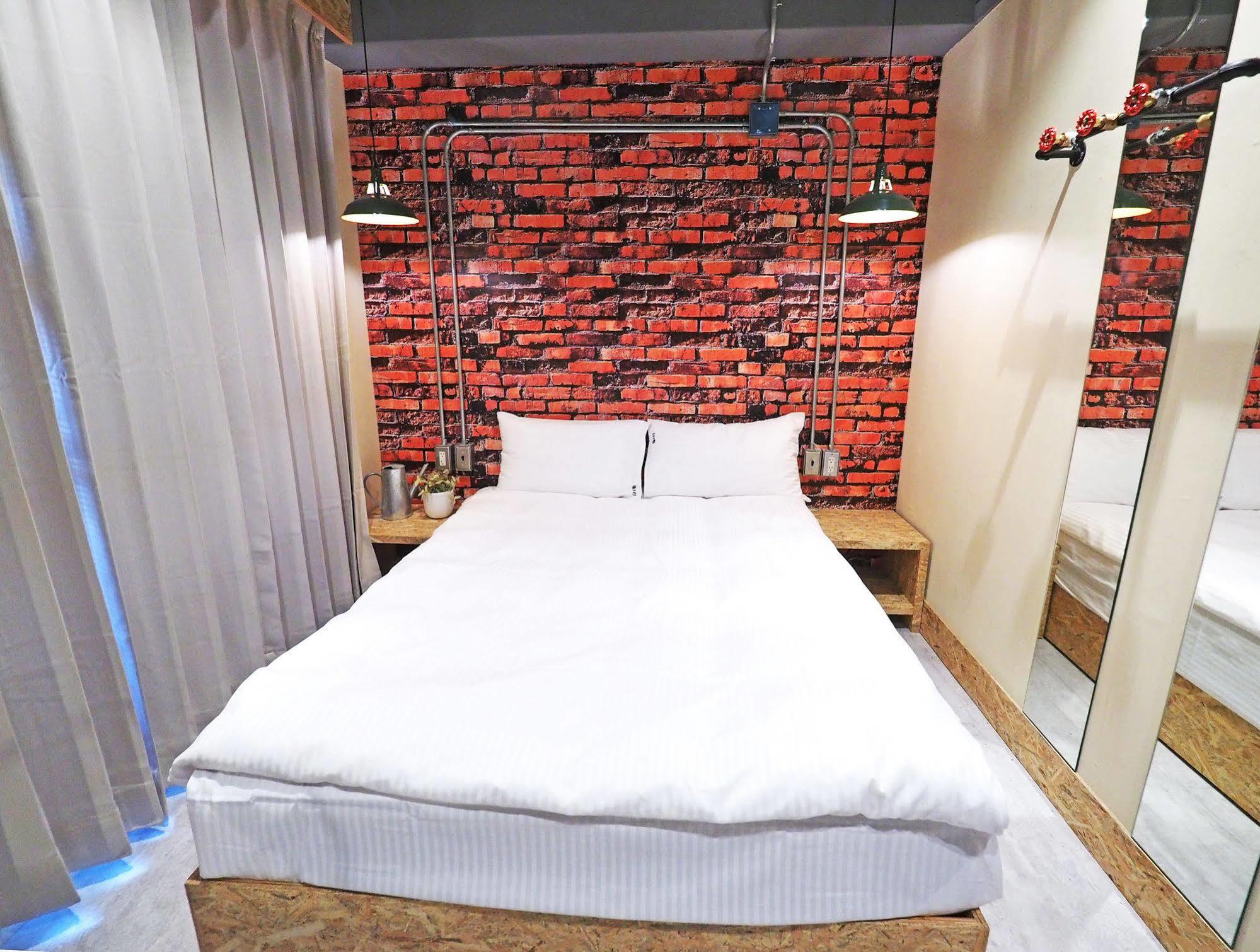 Loft Hostel Fengjia Taichung Bagian luar foto