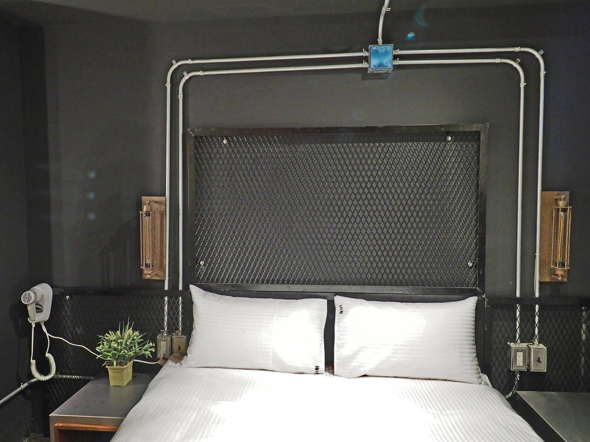 Loft Hostel Fengjia Taichung Bagian luar foto