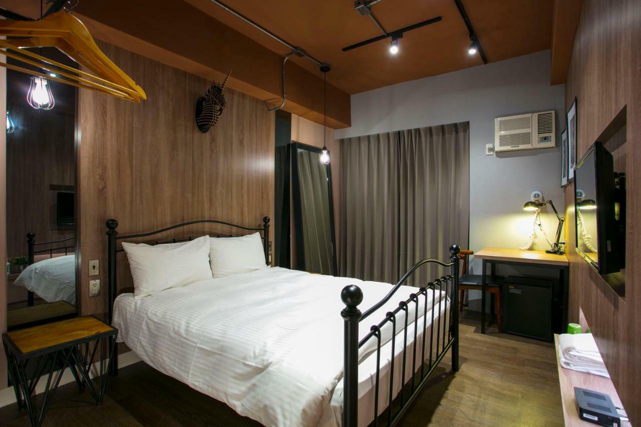 Loft Hostel Fengjia Taichung Bagian luar foto