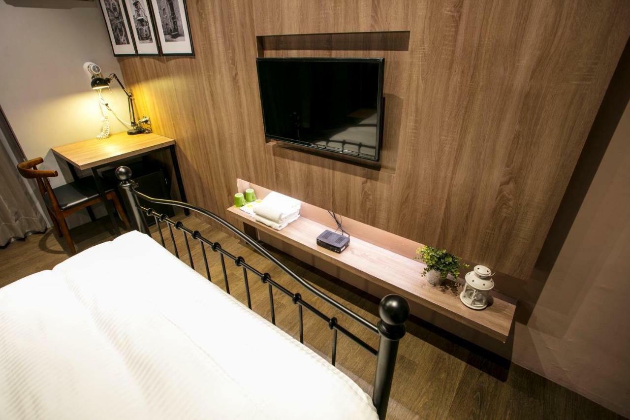 Loft Hostel Fengjia Taichung Bagian luar foto