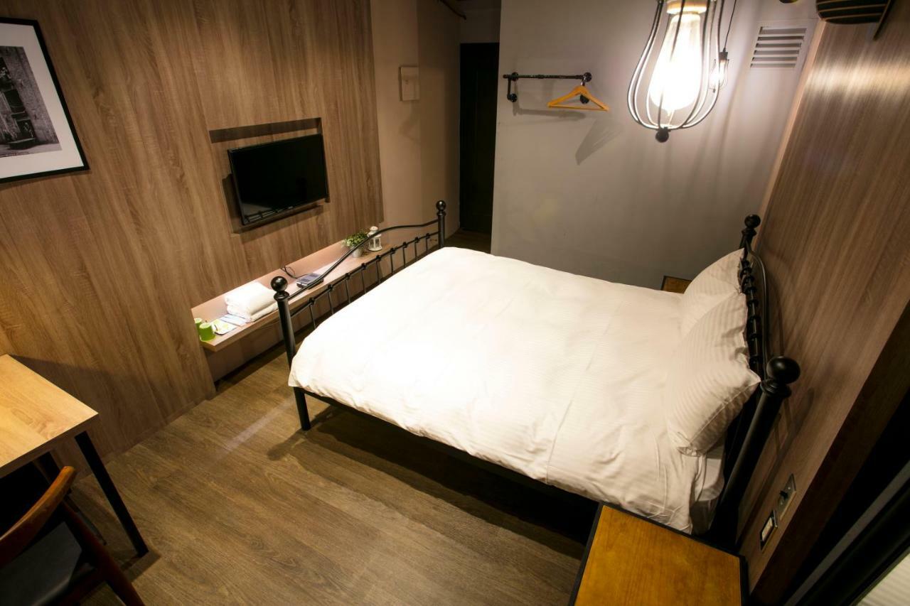 Loft Hostel Fengjia Taichung Bagian luar foto