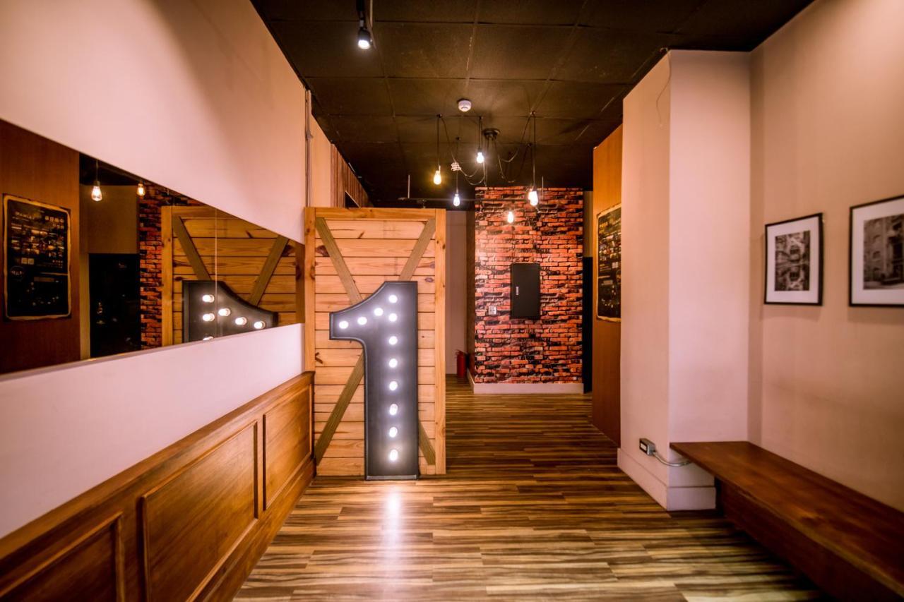 Loft Hostel Fengjia Taichung Bagian luar foto